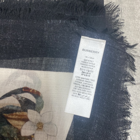 Authentic BNWT Burberry Wool and Silk Nature Scarf - Picture 5 of 5